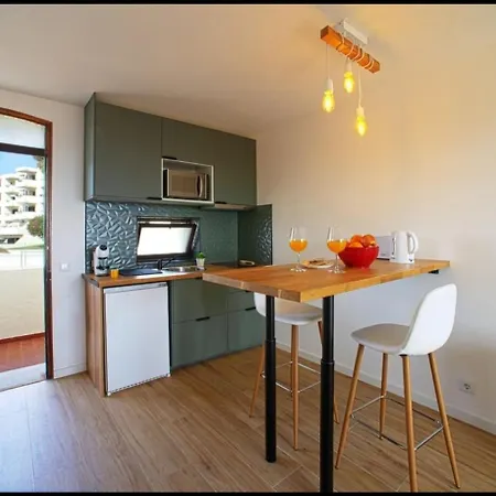 Appartement Sea View Studio, Terrace & Pools - *